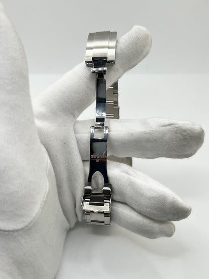 Montre Tudor Black Bay Fifty-Eight 7939G1A0NRU en acier, équipée d’un mouvement automatique et du calibre MT5450-U, offrant une réserve de marche de 65 heures. Son boîtier de 39 mm est associé à un cadran noir protégé par un verre saphir. Étanche à 20 ATM, cette Tudor Black Bay Fifty-Eight dispose des fonctions date et GMT. Un modèle de 2026, livré avec son coffret et ses papiers d’origine, en très bon état.
