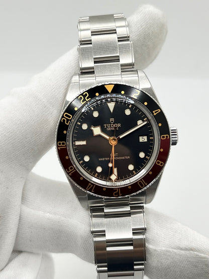 Montre Tudor Black Bay Fifty-Eight 7939G1A0NRU en acier, équipée d’un mouvement automatique et du calibre MT5450-U, offrant une réserve de marche de 65 heures. Son boîtier de 39 mm est associé à un cadran noir protégé par un verre saphir. Étanche à 20 ATM, cette Tudor Black Bay Fifty-Eight dispose des fonctions date et GMT. Un modèle de 2026, livré avec son coffret et ses papiers d’origine, en très bon état.
