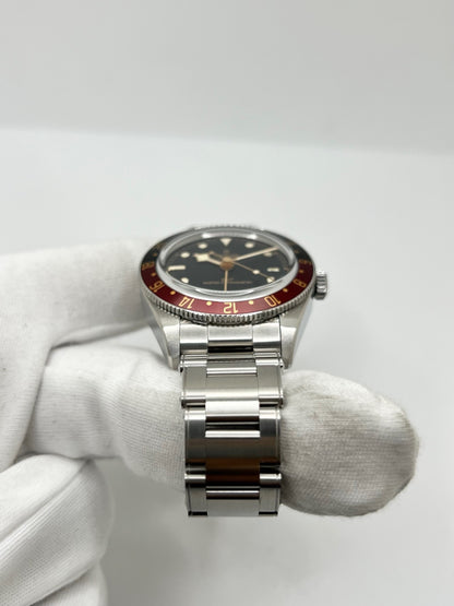 Montre Tudor Black Bay Fifty-Eight 7939G1A0NRU en acier, équipée d’un mouvement automatique et du calibre MT5450-U, offrant une réserve de marche de 65 heures. Son boîtier de 39 mm est associé à un cadran noir protégé par un verre saphir. Étanche à 20 ATM, cette Tudor Black Bay Fifty-Eight dispose des fonctions date et GMT. Un modèle de 2026, livré avec son coffret et ses papiers d’origine, en très bon état.
