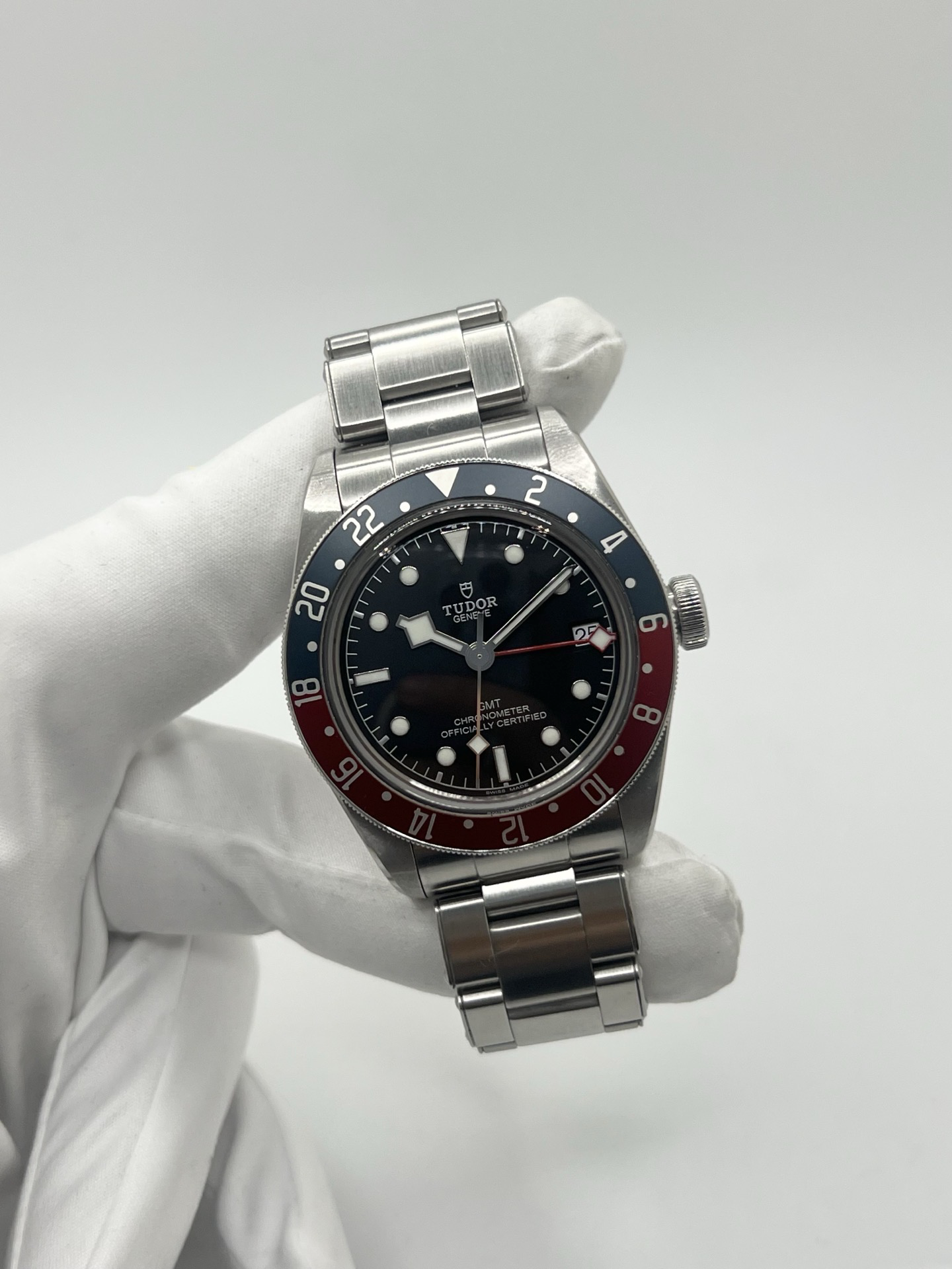 Montre Tudor Black Bay GMT 79830RB avec cadran noir et lunette tournante bicolore rouge et bleu dite « Pepsi ». Boîtier en acier inoxydable de 41 mm, mouvement automatique manufacture avec fonction GMT permettant l’affichage d’un second fuseau horaire. Aiguille snowflake emblématique et bracelet acier. Montre sportive et élégante inspirée de l’horlogerie de plongée et de voyage, idéale pour les amateurs de montres mécaniques et de garde-temps iconiques.