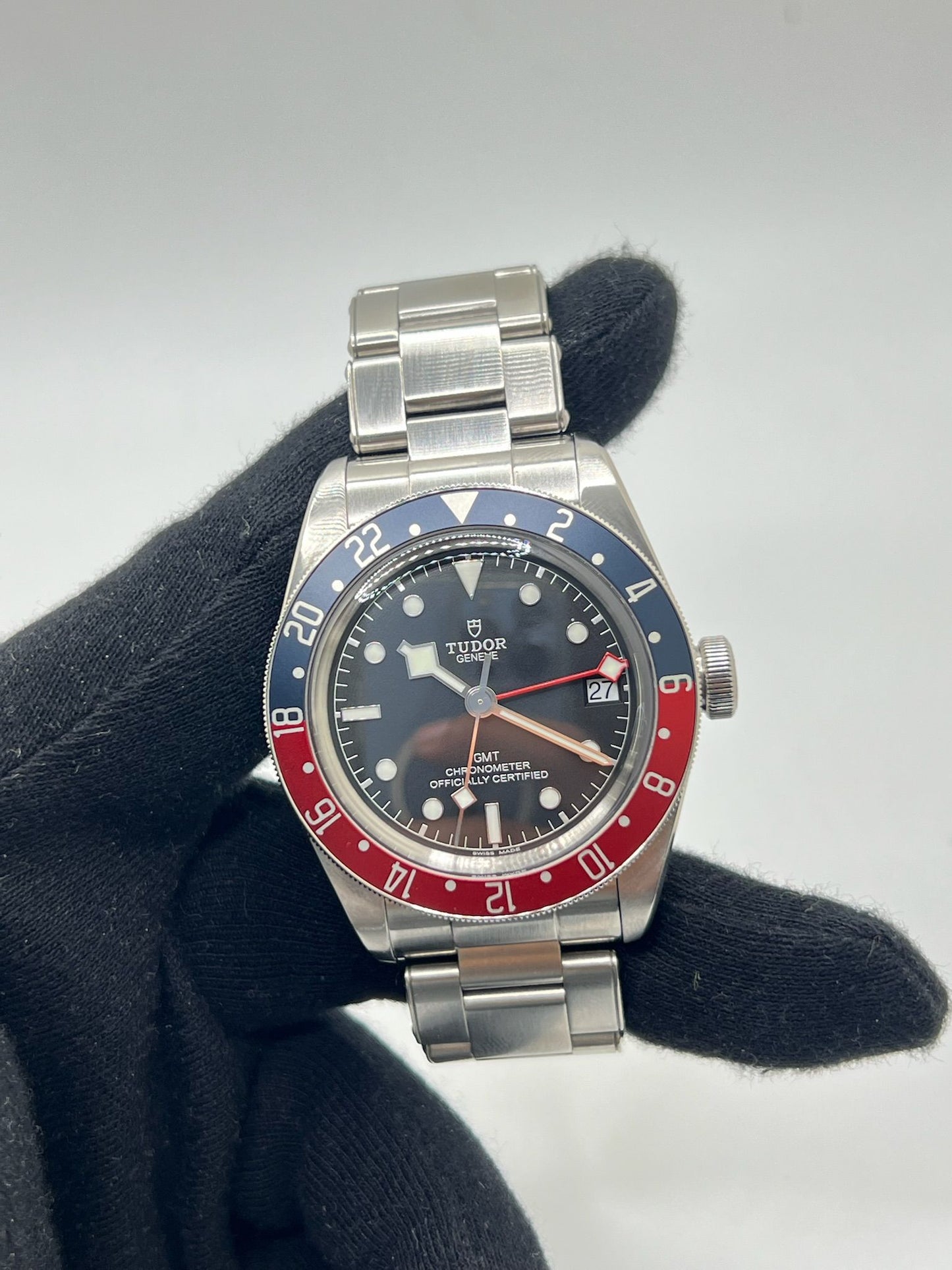 La Tudor Black Bay GMT Full Set 2023 allie performance et élégance avec son mouvement automatique précis et son design emblématique. Livrée avec boîte et papiers d’origine, cette montre de collection séduit les passionnés d’horlogerie. Un garde-temps robuste et raffiné, idéal pour les voyageurs et amateurs de montres de luxe.
