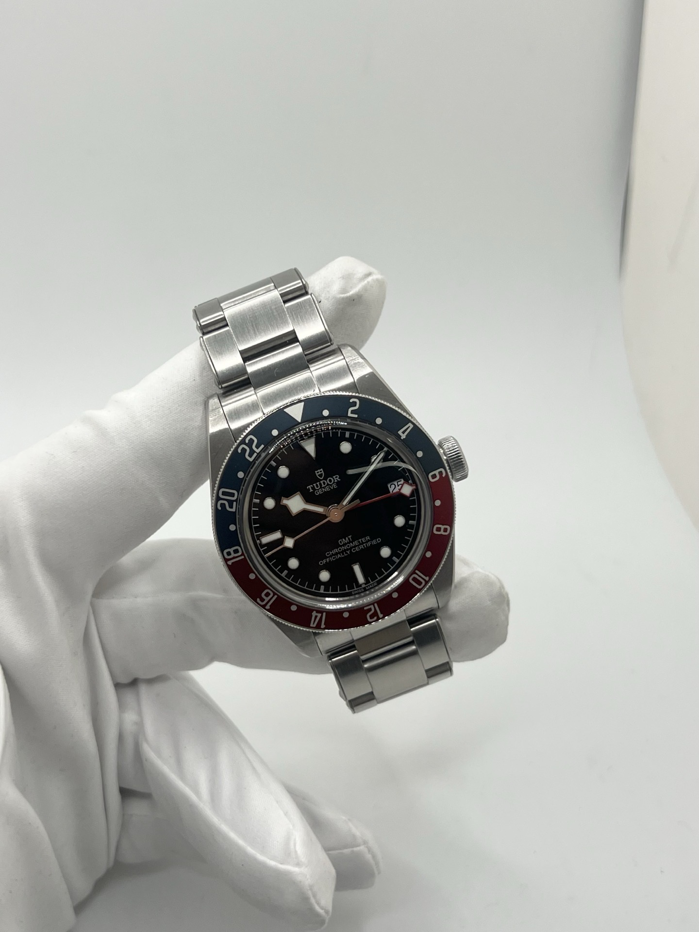Montre Tudor Black Bay GMT 79830RB avec cadran noir et lunette tournante bicolore rouge et bleu dite « Pepsi ». Boîtier en acier inoxydable de 41 mm, mouvement automatique manufacture avec fonction GMT permettant l’affichage d’un second fuseau horaire. Aiguille snowflake emblématique et bracelet acier. Montre sportive et élégante inspirée de l’horlogerie de plongée et de voyage, idéale pour les amateurs de montres mécaniques et de garde-temps iconiques.