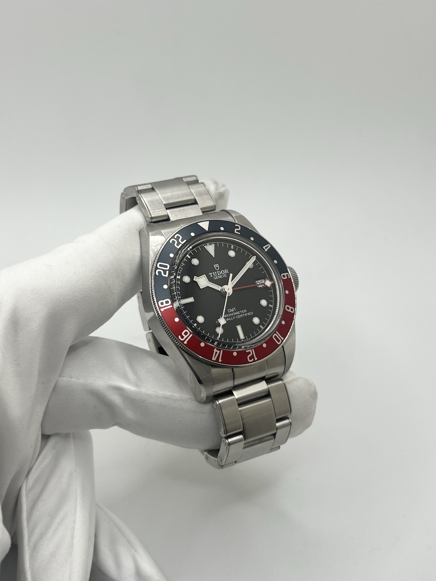 Montre Tudor Black Bay GMT 79830RB avec cadran noir et lunette tournante bicolore rouge et bleu dite « Pepsi ». Boîtier en acier inoxydable de 41 mm, mouvement automatique manufacture avec fonction GMT permettant l’affichage d’un second fuseau horaire. Aiguille snowflake emblématique et bracelet acier. Montre sportive et élégante inspirée de l’horlogerie de plongée et de voyage, idéale pour les amateurs de montres mécaniques et de garde-temps iconiques.