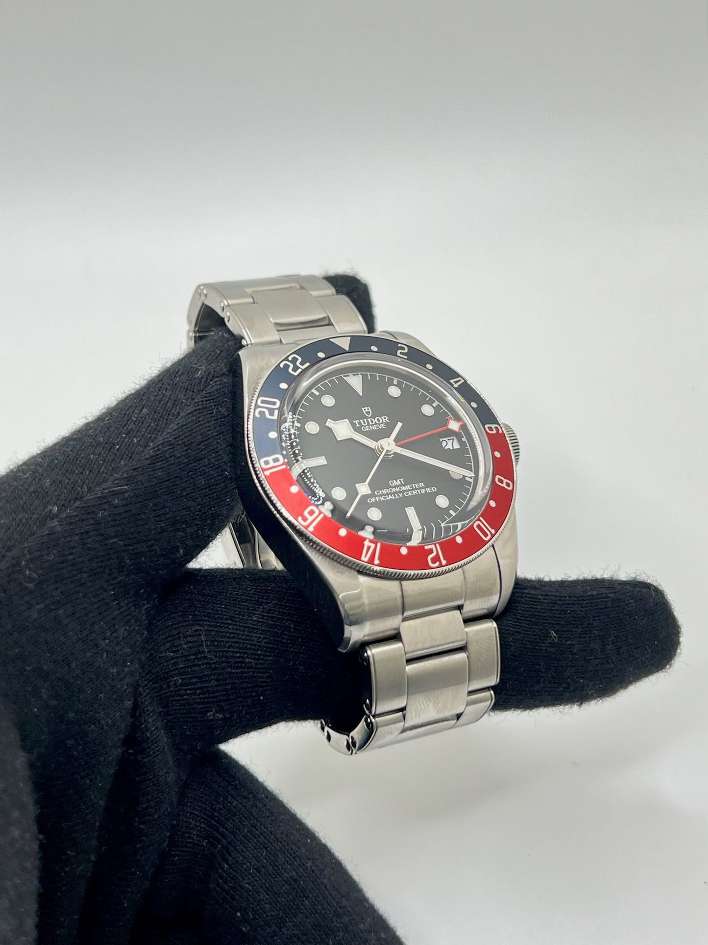 La Tudor Black Bay GMT Full Set 2023 allie performance et élégance avec son mouvement automatique précis et son design emblématique. Livrée avec boîte et papiers d’origine, cette montre de collection séduit les passionnés d’horlogerie. Un garde-temps robuste et raffiné, idéal pour les voyageurs et amateurs de montres de luxe.