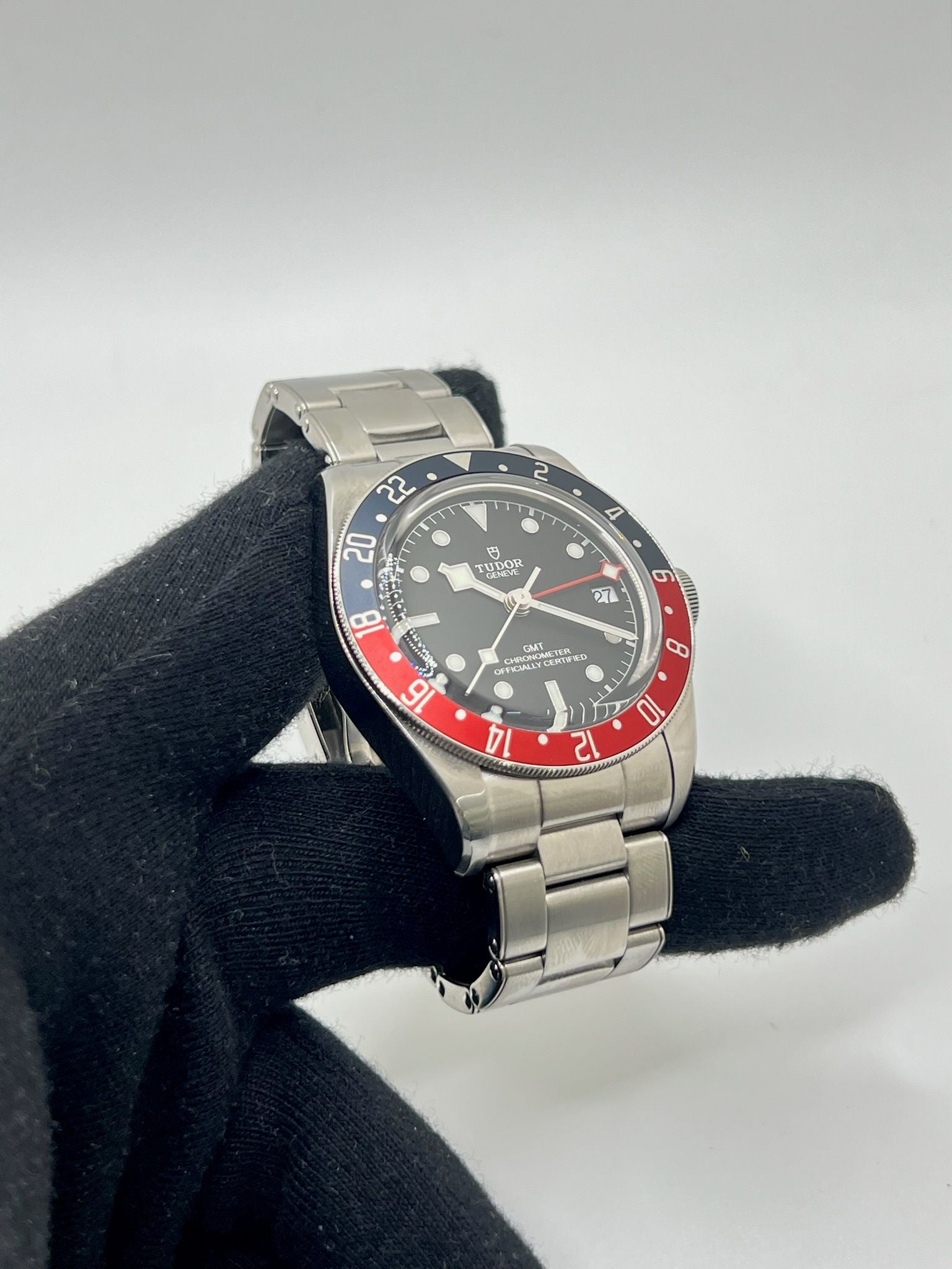 La Tudor Black Bay GMT Full Set 2023 allie performance et élégance avec son mouvement automatique précis et son design emblématique. Livrée avec boîte et papiers d’origine, cette montre de collection séduit les passionnés d’horlogerie. Un garde-temps robuste et raffiné, idéal pour les voyageurs et amateurs de montres de luxe.