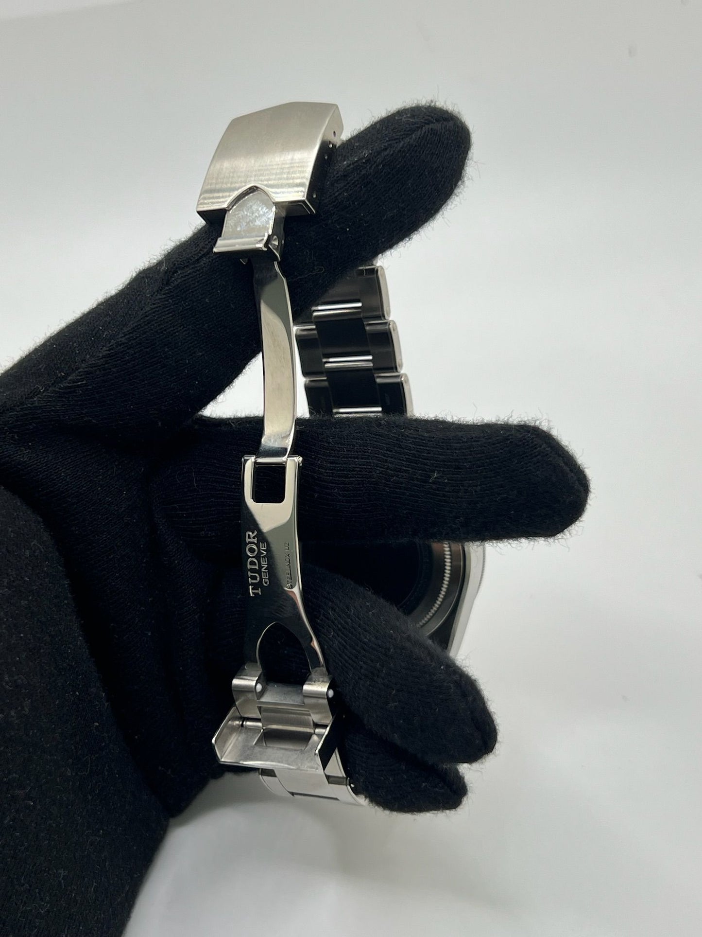 La Tudor Black Bay GMT Full Set 2023 allie performance et élégance avec son mouvement automatique précis et son design emblématique. Livrée avec boîte et papiers d’origine, cette montre de collection séduit les passionnés d’horlogerie. Un garde-temps robuste et raffiné, idéal pour les voyageurs et amateurs de montres de luxe.