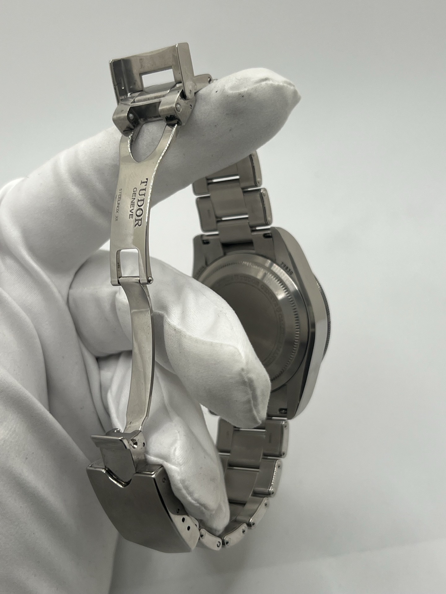 Montre Tudor Black Bay GMT 79830RB avec cadran noir et lunette tournante bicolore rouge et bleu dite « Pepsi ». Boîtier en acier inoxydable de 41 mm, mouvement automatique manufacture avec fonction GMT permettant l’affichage d’un second fuseau horaire. Aiguille snowflake emblématique et bracelet acier. Montre sportive et élégante inspirée de l’horlogerie de plongée et de voyage, idéale pour les amateurs de montres mécaniques et de garde-temps iconiques.