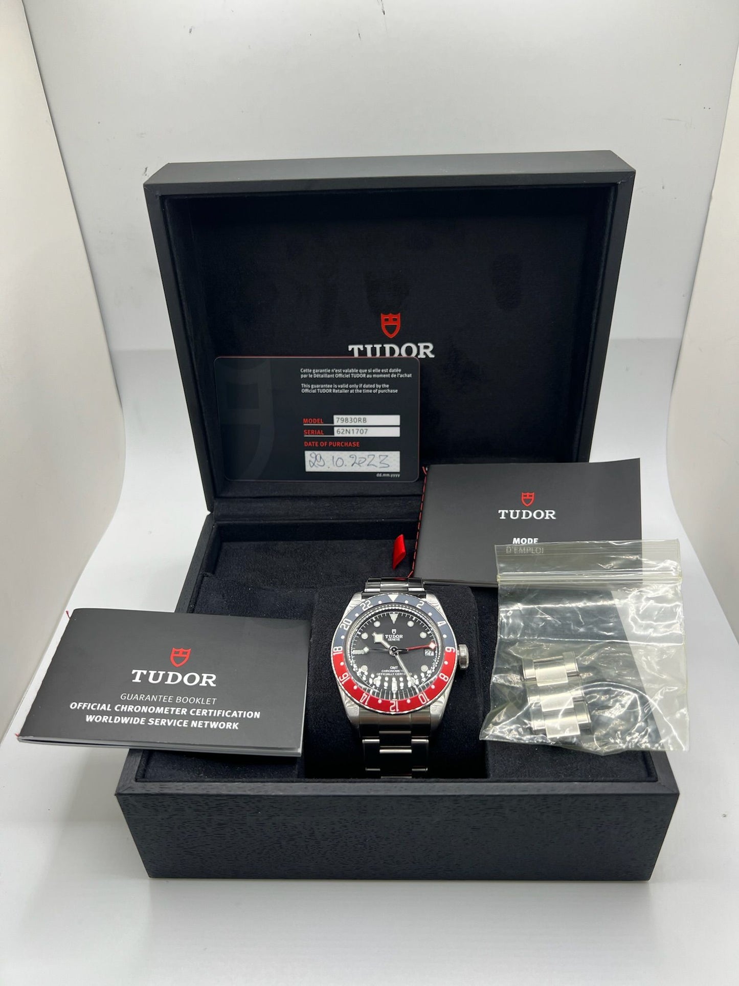 La Tudor Black Bay GMT Full Set 2023 allie performance et élégance avec son mouvement automatique précis et son design emblématique. Livrée avec boîte et papiers d’origine, cette montre de collection séduit les passionnés d’horlogerie. Un garde-temps robuste et raffiné, idéal pour les voyageurs et amateurs de montres de luxe.