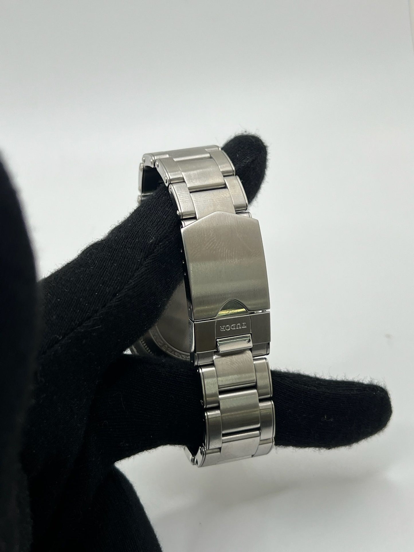 La Tudor Black Bay GMT Full Set 2023 allie performance et élégance avec son mouvement automatique précis et son design emblématique. Livrée avec boîte et papiers d’origine, cette montre de collection séduit les passionnés d’horlogerie. Un garde-temps robuste et raffiné, idéal pour les voyageurs et amateurs de montres de luxe.