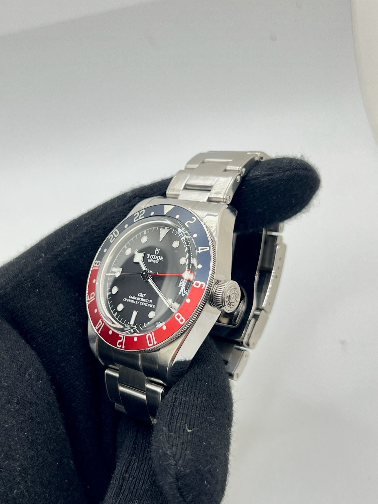 La Tudor Black Bay GMT Full Set 2023 allie performance et élégance avec son mouvement automatique précis et son design emblématique. Livrée avec boîte et papiers d’origine, cette montre de collection séduit les passionnés d’horlogerie. Un garde-temps robuste et raffiné, idéal pour les voyageurs et amateurs de montres de luxe.