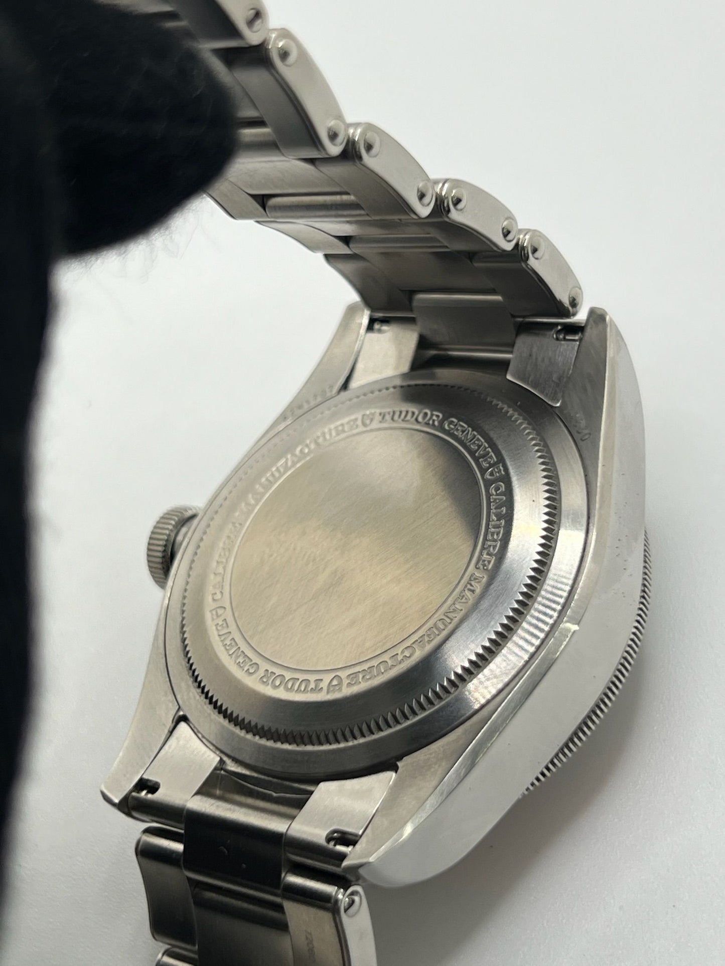 La Tudor Black Bay GMT Full Set 2023 allie performance et élégance avec son mouvement automatique précis et son design emblématique. Livrée avec boîte et papiers d’origine, cette montre de collection séduit les passionnés d’horlogerie. Un garde-temps robuste et raffiné, idéal pour les voyageurs et amateurs de montres de luxe.