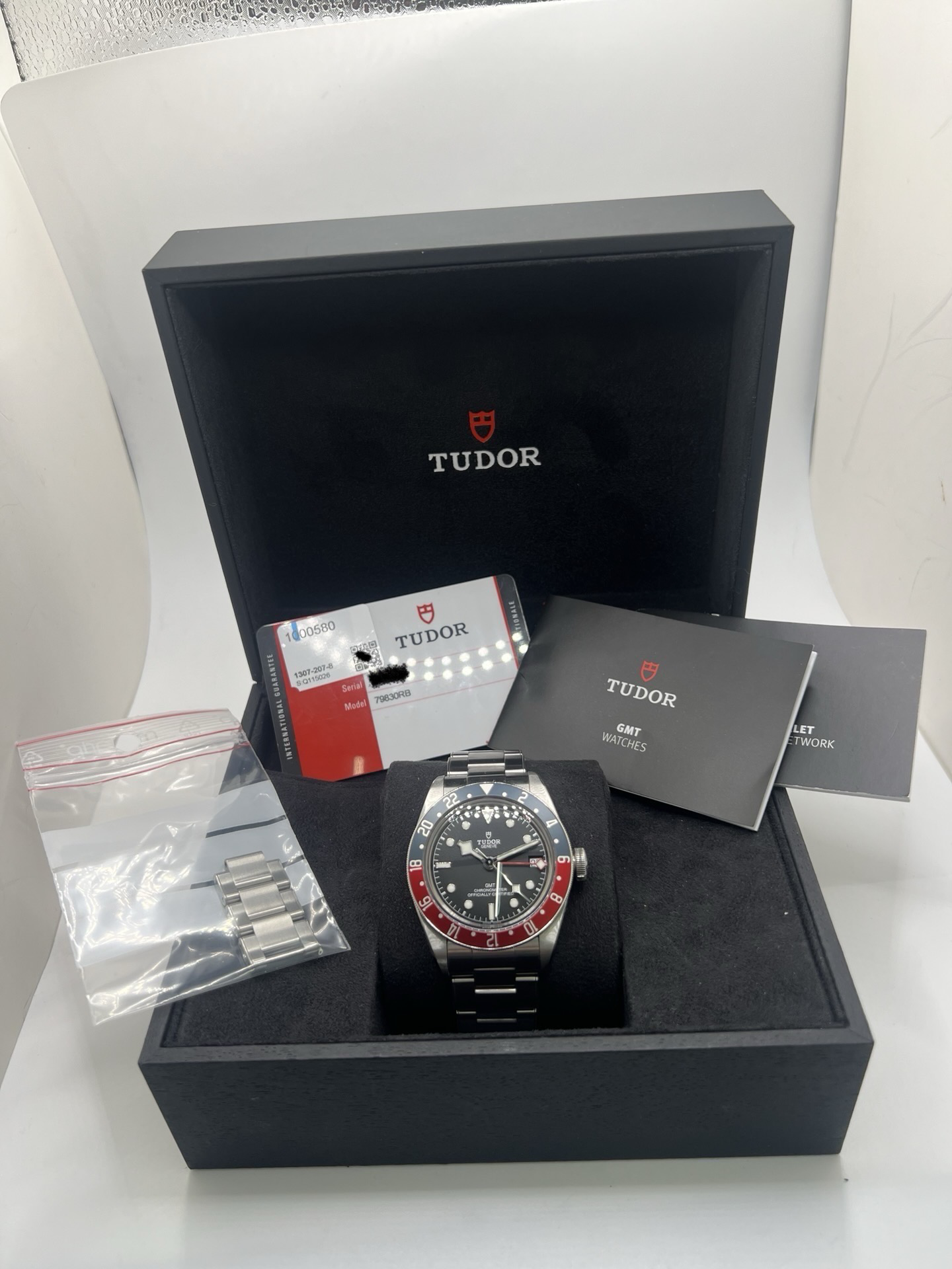Montre Tudor Black Bay GMT 79830RB avec cadran noir et lunette tournante bicolore rouge et bleu dite « Pepsi ». Boîtier en acier inoxydable de 41 mm, mouvement automatique manufacture avec fonction GMT permettant l’affichage d’un second fuseau horaire. Aiguille snowflake emblématique et bracelet acier. Montre sportive et élégante inspirée de l’horlogerie de plongée et de voyage, idéale pour les amateurs de montres mécaniques et de garde-temps iconiques.