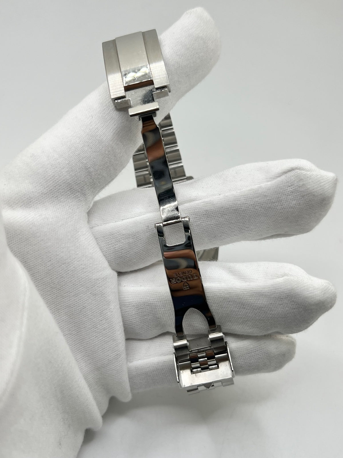 Montre Tudor Black Bay 79000-0001 en acier, équipée d’un mouvement automatique et du calibre MT5400 offrant une réserve de marche de 70 heures. Son boîtier de 37 mm est associé à un cadran bleu protégé par un verre saphir. Cette Tudor Black Bay est montée sur un bracelet en acier avec boucle déployante couverte. Étanche à 20 ATM, elle allie robustesse, précision et élégance. Modèle de 2026, livré avec son coffret et ses papiers d’origine, en très bon état.