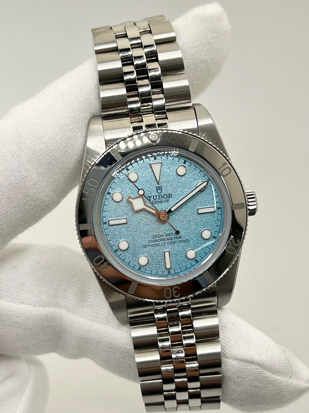 Montre Tudor Black Bay 79000-0001 en acier, équipée d’un mouvement automatique et du calibre MT5400 offrant une réserve de marche de 70 heures. Son boîtier de 37 mm est associé à un cadran bleu protégé par un verre saphir. Cette Tudor Black Bay est montée sur un bracelet en acier avec boucle déployante couverte. Étanche à 20 ATM, elle allie robustesse, précision et élégance. Modèle de 2026, livré avec son coffret et ses papiers d’origine, en très bon état.