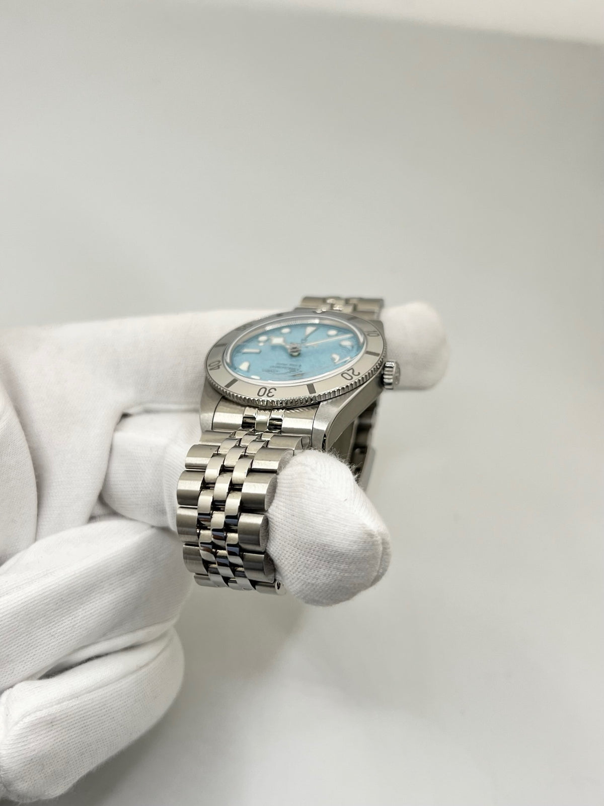 Montre Tudor Black Bay 79000-0001 en acier, équipée d’un mouvement automatique et du calibre MT5400 offrant une réserve de marche de 70 heures. Son boîtier de 37 mm est associé à un cadran bleu protégé par un verre saphir. Cette Tudor Black Bay est montée sur un bracelet en acier avec boucle déployante couverte. Étanche à 20 ATM, elle allie robustesse, précision et élégance. Modèle de 2026, livré avec son coffret et ses papiers d’origine, en très bon état.