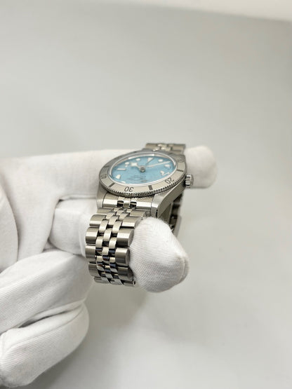 Montre Tudor Black Bay 79000-0001 en acier, équipée d’un mouvement automatique et du calibre MT5400 offrant une réserve de marche de 70 heures. Son boîtier de 37 mm est associé à un cadran bleu protégé par un verre saphir. Cette Tudor Black Bay est montée sur un bracelet en acier avec boucle déployante couverte. Étanche à 20 ATM, elle allie robustesse, précision et élégance. Modèle de 2026, livré avec son coffret et ses papiers d’origine, en très bon état.