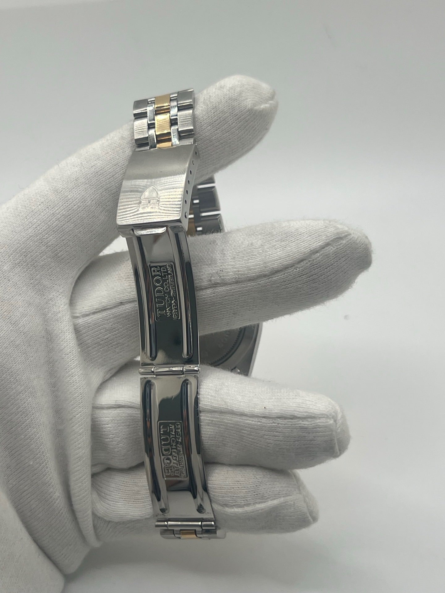 Montre Tudor Prince Date Day avec boîtier 36 mm en acier, mouvement automatique, affichage du jour et de la date. Modèle élégant et intemporel, idéal pour un usage quotidien ou une collection. Cadran raffiné, design inspiré de l’héritage Rolex, bracelet confortable. Montre homme/unisexe en excellent état. Parfait mélange de style classique et de performance signée Tudor.