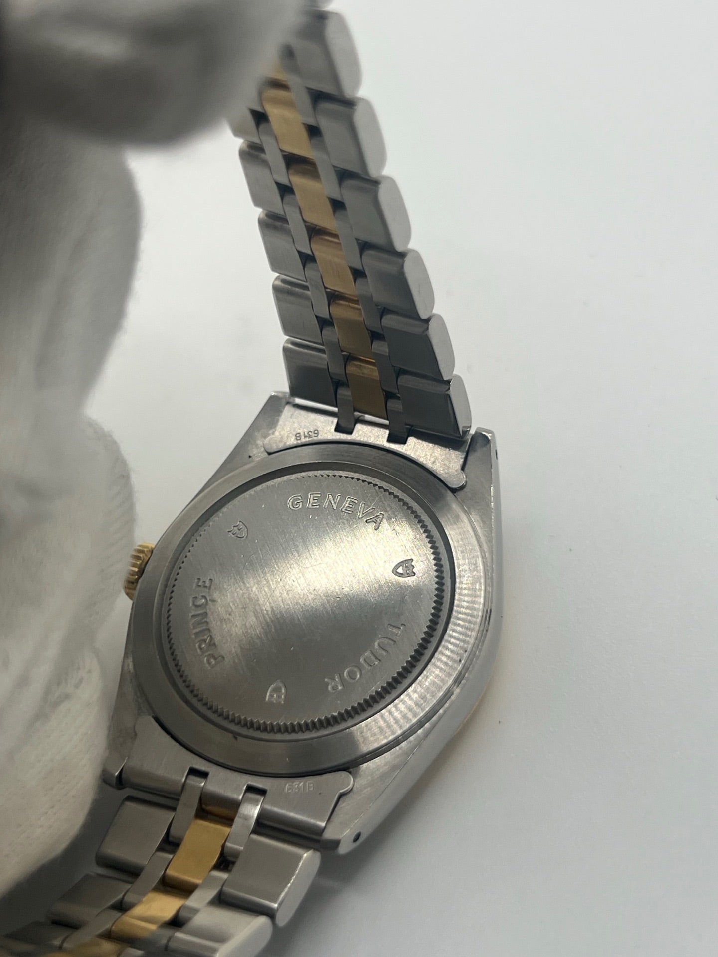 Montre Tudor Prince Date Day avec boîtier 36 mm en acier, mouvement automatique, affichage du jour et de la date. Modèle élégant et intemporel, idéal pour un usage quotidien ou une collection. Cadran raffiné, design inspiré de l’héritage Rolex, bracelet confortable. Montre homme/unisexe en excellent état. Parfait mélange de style classique et de performance signée Tudor.