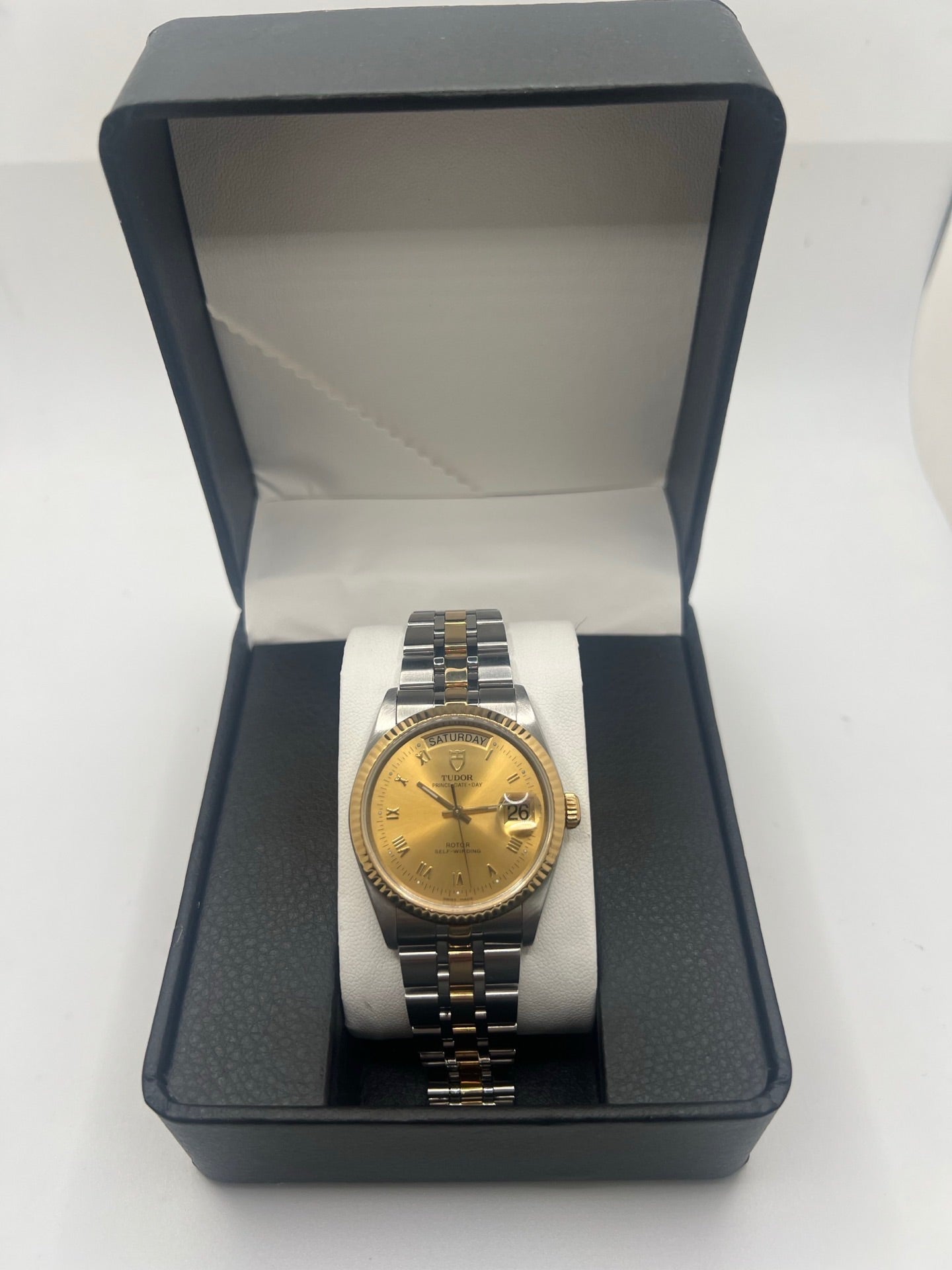 Montre Tudor Prince Date Day avec boîtier 36 mm en acier, mouvement automatique, affichage du jour et de la date. Modèle élégant et intemporel, idéal pour un usage quotidien ou une collection. Cadran raffiné, design inspiré de l’héritage Rolex, bracelet confortable. Montre homme/unisexe en excellent état. Parfait mélange de style classique et de performance signée Tudor.