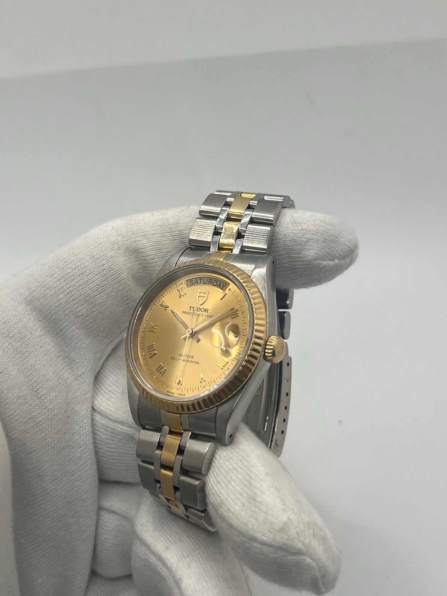 Montre Tudor Prince Date Day avec boîtier 36 mm en acier, mouvement automatique, affichage du jour et de la date. Modèle élégant et intemporel, idéal pour un usage quotidien ou une collection. Cadran raffiné, design inspiré de l’héritage Rolex, bracelet confortable. Montre homme/unisexe en excellent état. Parfait mélange de style classique et de performance signée Tudor.