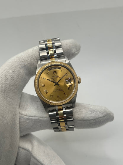 Montre Tudor Prince Date Day avec boîtier 36 mm en acier, mouvement automatique, affichage du jour et de la date. Modèle élégant et intemporel, idéal pour un usage quotidien ou une collection. Cadran raffiné, design inspiré de l’héritage Rolex, bracelet confortable. Montre homme/unisexe en excellent état. Parfait mélange de style classique et de performance signée Tudor.