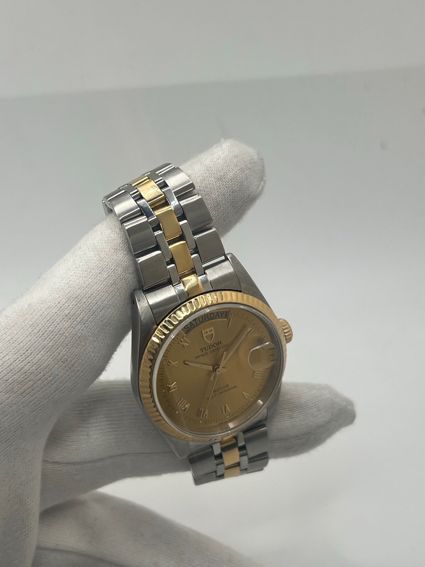 Montre Tudor Prince Date Day avec boîtier 36 mm en acier, mouvement automatique, affichage du jour et de la date. Modèle élégant et intemporel, idéal pour un usage quotidien ou une collection. Cadran raffiné, design inspiré de l’héritage Rolex, bracelet confortable. Montre homme/unisexe en excellent état. Parfait mélange de style classique et de performance signée Tudor.