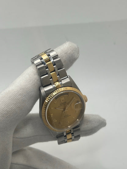 Montre Tudor Prince Date Day avec boîtier 36 mm en acier, mouvement automatique, affichage du jour et de la date. Modèle élégant et intemporel, idéal pour un usage quotidien ou une collection. Cadran raffiné, design inspiré de l’héritage Rolex, bracelet confortable. Montre homme/unisexe en excellent état. Parfait mélange de style classique et de performance signée Tudor.
