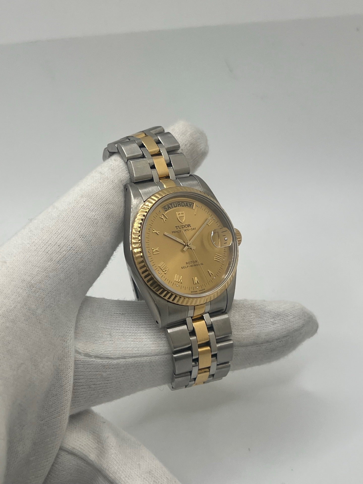 Montre Tudor Prince Date Day avec boîtier 36 mm en acier, mouvement automatique, affichage du jour et de la date. Modèle élégant et intemporel, idéal pour un usage quotidien ou une collection. Cadran raffiné, design inspiré de l’héritage Rolex, bracelet confortable. Montre homme/unisexe en excellent état. Parfait mélange de style classique et de performance signée Tudor.