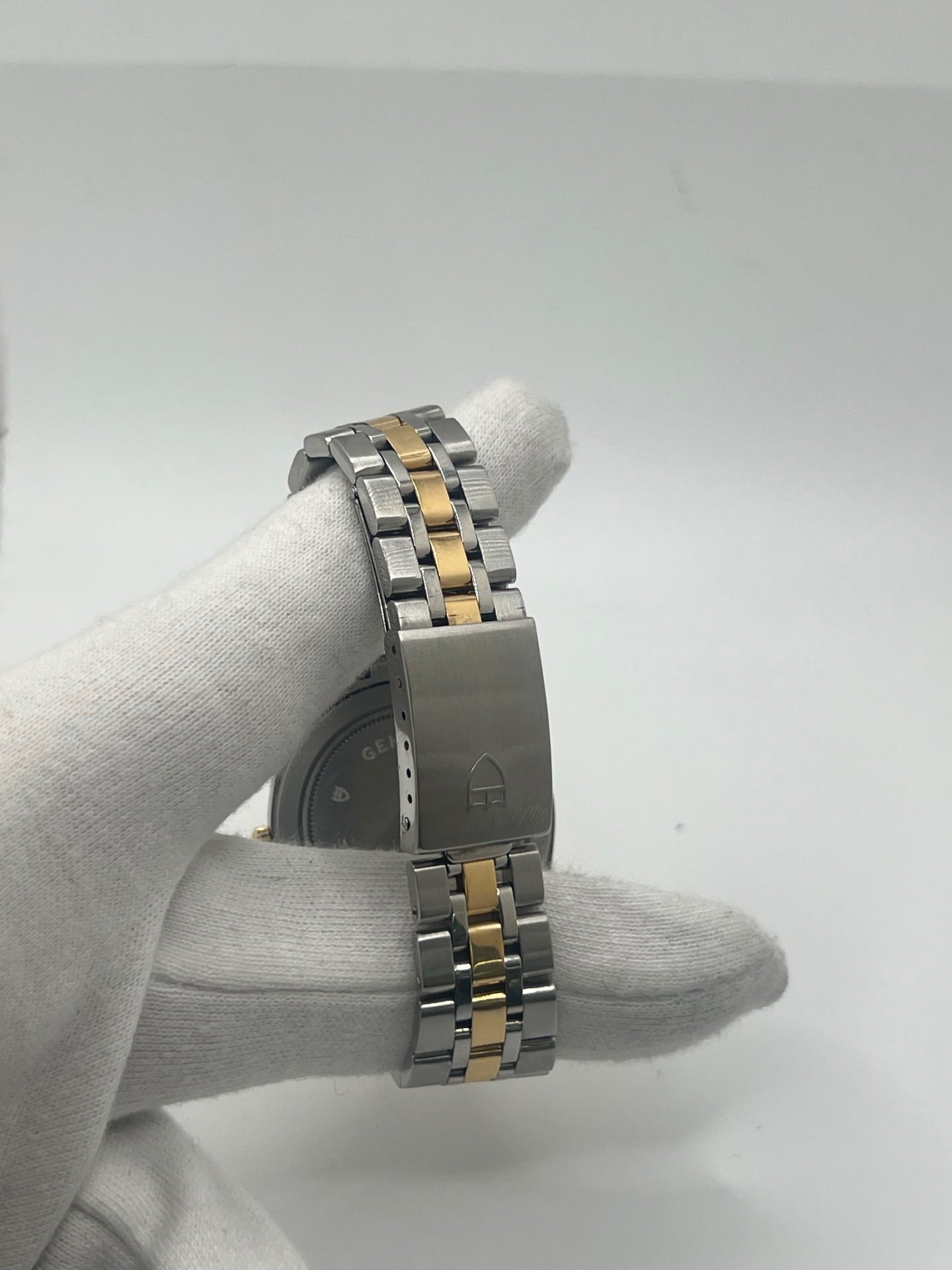 Montre Tudor Prince Date Day avec boîtier 36 mm en acier, mouvement automatique, affichage du jour et de la date. Modèle élégant et intemporel, idéal pour un usage quotidien ou une collection. Cadran raffiné, design inspiré de l’héritage Rolex, bracelet confortable. Montre homme/unisexe en excellent état. Parfait mélange de style classique et de performance signée Tudor.