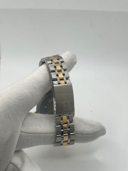 Montre Tudor Prince Date Day avec boîtier 36 mm en acier, mouvement automatique, affichage du jour et de la date. Modèle élégant et intemporel, idéal pour un usage quotidien ou une collection. Cadran raffiné, design inspiré de l’héritage Rolex, bracelet confortable. Montre homme/unisexe en excellent état. Parfait mélange de style classique et de performance signée Tudor.