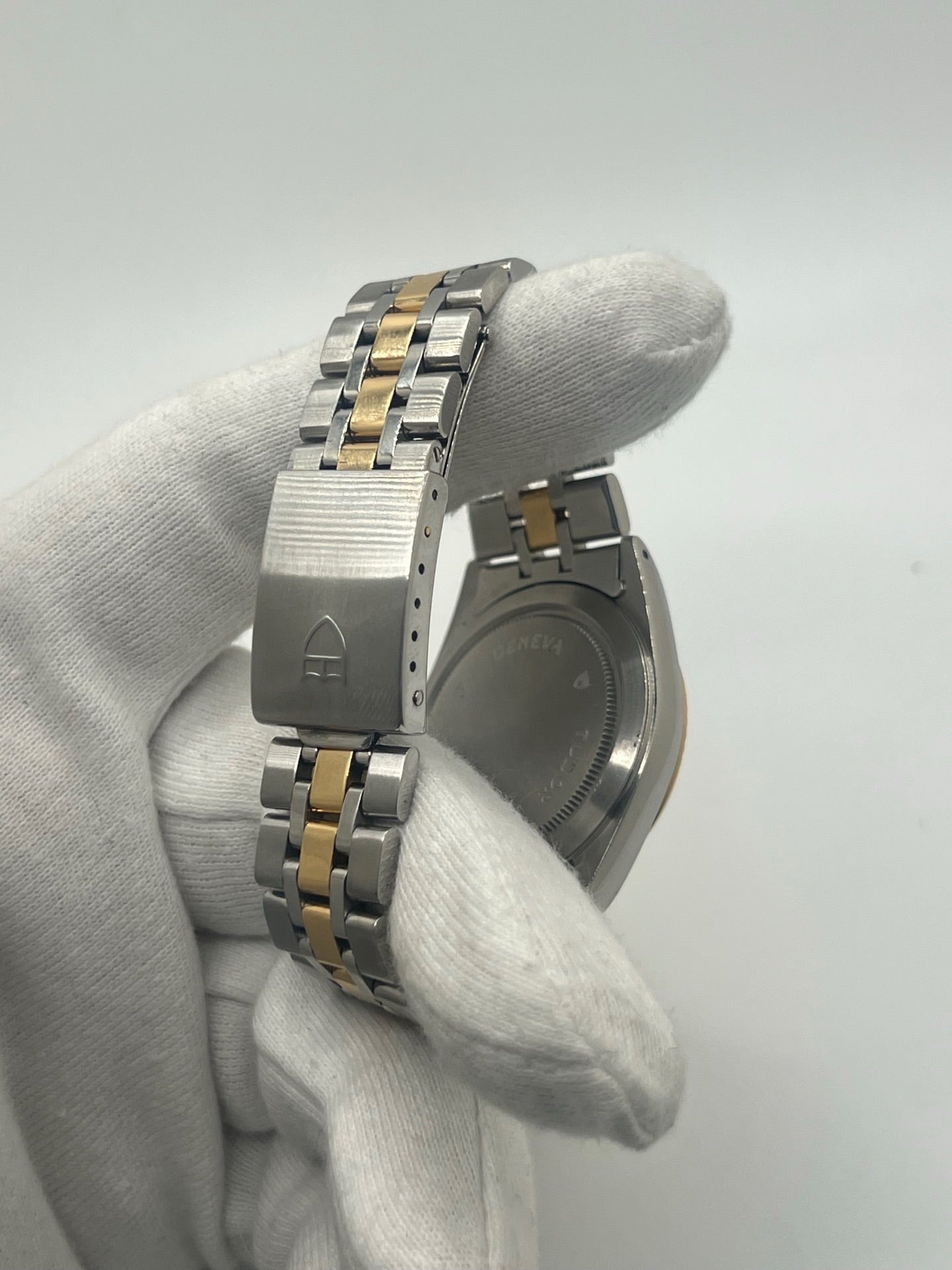 Montre Tudor Prince Date Day avec boîtier 36 mm en acier, mouvement automatique, affichage du jour et de la date. Modèle élégant et intemporel, idéal pour un usage quotidien ou une collection. Cadran raffiné, design inspiré de l’héritage Rolex, bracelet confortable. Montre homme/unisexe en excellent état. Parfait mélange de style classique et de performance signée Tudor.