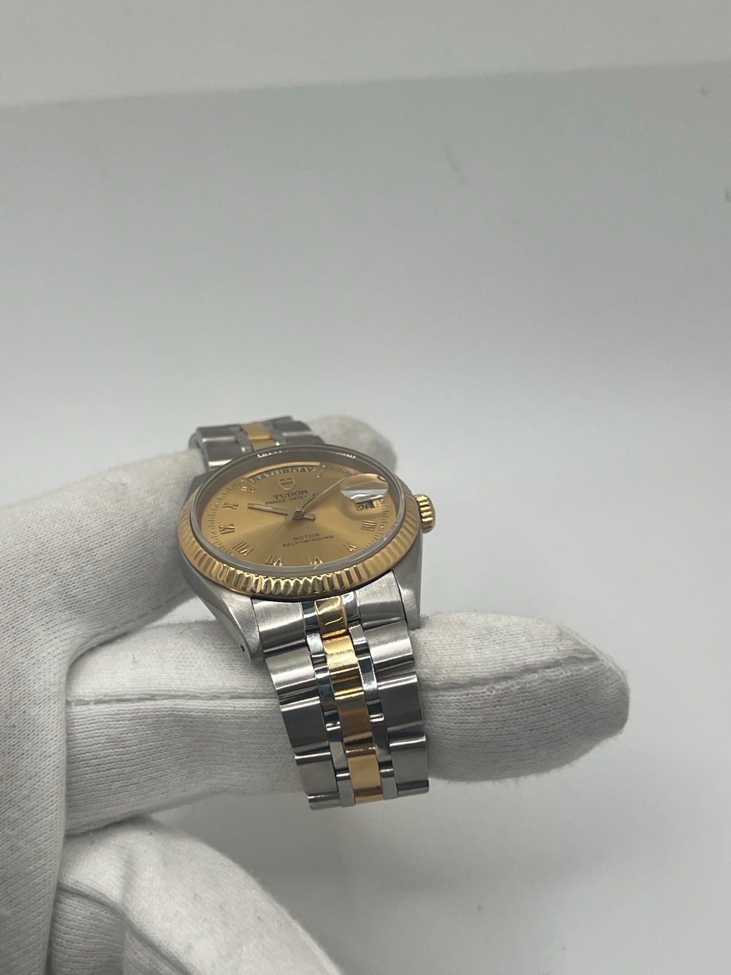 Montre Tudor Prince Date Day avec boîtier 36 mm en acier, mouvement automatique, affichage du jour et de la date. Modèle élégant et intemporel, idéal pour un usage quotidien ou une collection. Cadran raffiné, design inspiré de l’héritage Rolex, bracelet confortable. Montre homme/unisexe en excellent état. Parfait mélange de style classique et de performance signée Tudor.