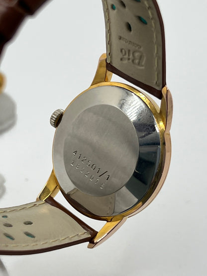 Montre Universal Genève 412501/1 vintage en très bon état, datant approximativement de 1950, avec un mouvement à remontage manuel. Son boîtier de 34,5 mm plaqué or est associé à un cadran blanc à chiffres arabes et un verre Plexiglas. Cette montre Universal Genève possède un bracelet en cuir brun avec boucle ardillon en acier. Un modèle homme ou unisexe au style classique et élégant, idéal pour les amateurs d’horlogerie vintage.