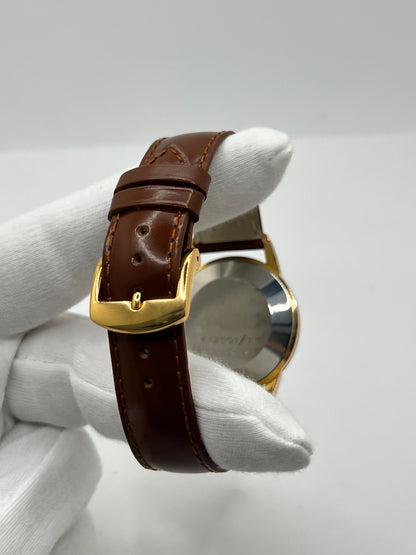 Montre Universal Genève 412501/1 vintage en très bon état, datant approximativement de 1950, avec un mouvement à remontage manuel. Son boîtier de 34,5 mm plaqué or est associé à un cadran blanc à chiffres arabes et un verre Plexiglas. Cette montre Universal Genève possède un bracelet en cuir brun avec boucle ardillon en acier. Un modèle homme ou unisexe au style classique et élégant, idéal pour les amateurs d’horlogerie vintage.