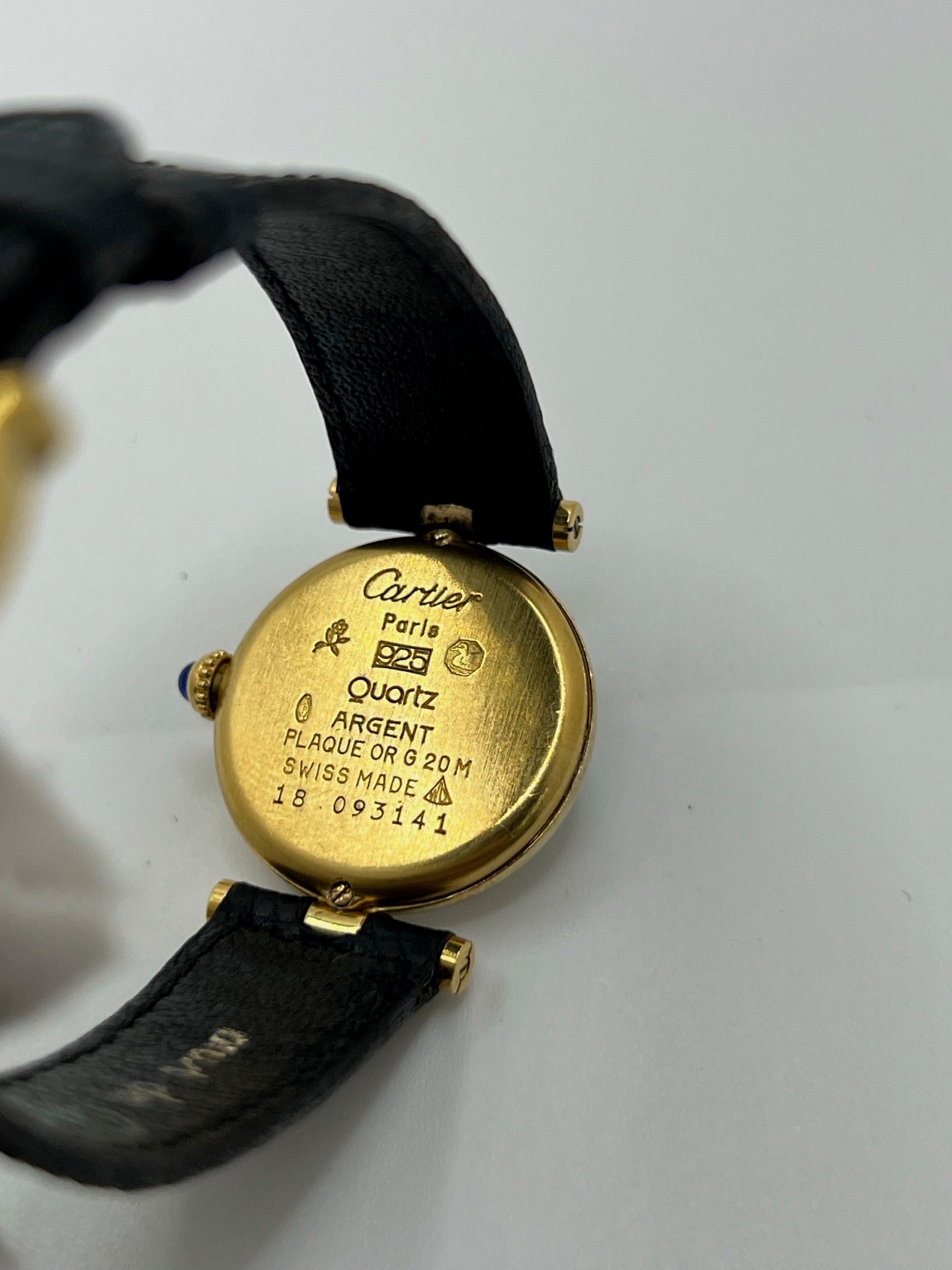 Montre Cartier Must de Cartier Vendome pour femme, boîtier argent de 24 mm avec cadran noir sans chiffres, mouvement quartz précis, verre saphir résistant aux rayures, bracelet cuir noir avec boucle ardillon en acier. État d’occasion très bon, livrée avec coffret d’origine. Élégante et intemporelle, idéale pour collection ou usage quotidien.