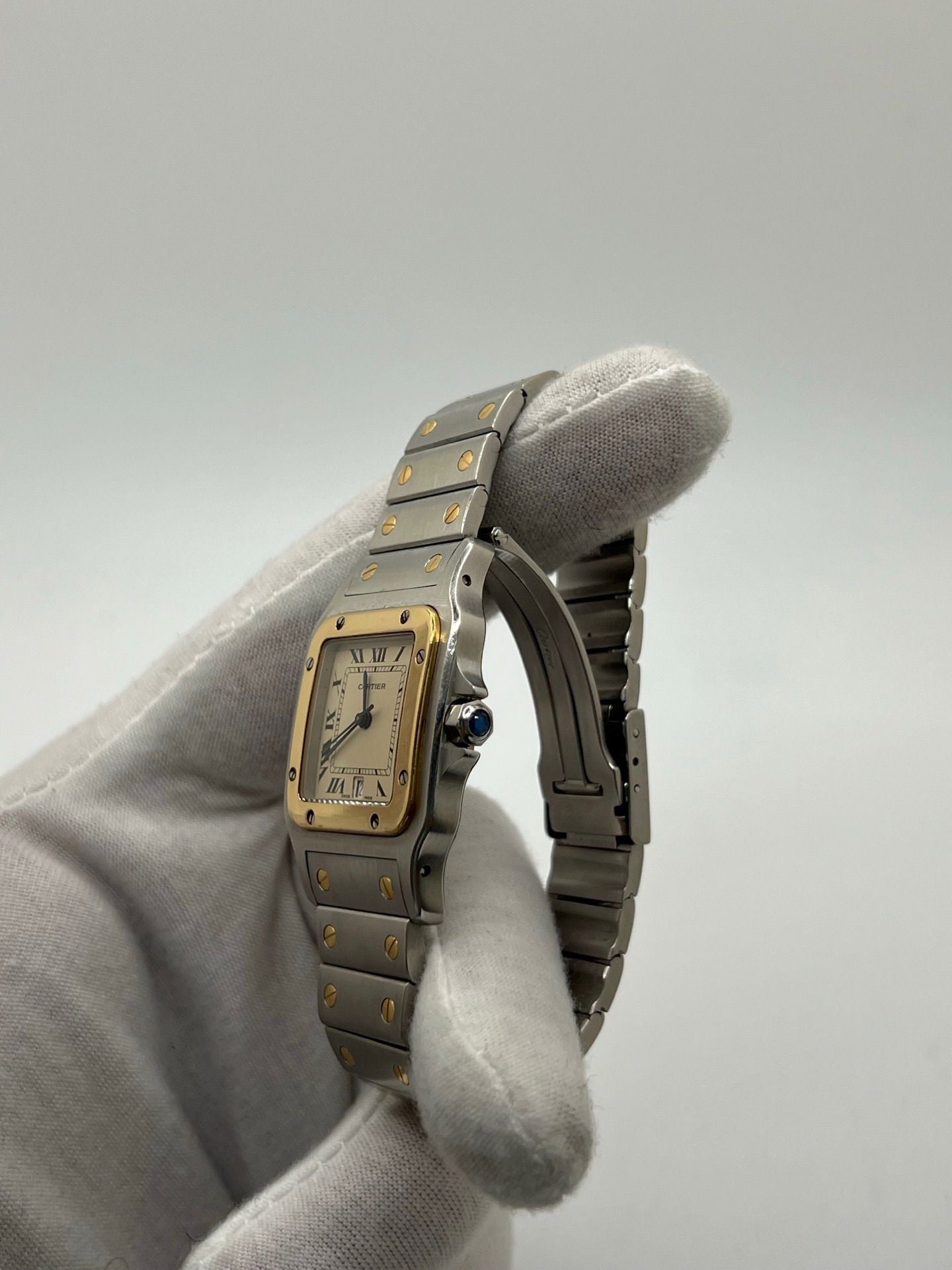 Montre Santos Galbée référence 1566 en acier, au boîtier arrondi emblématique et au bracelet intégré à vis apparentes. Modèle élégant au cadran épuré, apprécié pour son style intemporel et sa silhouette galbée confortable. Pièce horlogère recherchée par les amateurs de montres classiques et de design iconique.