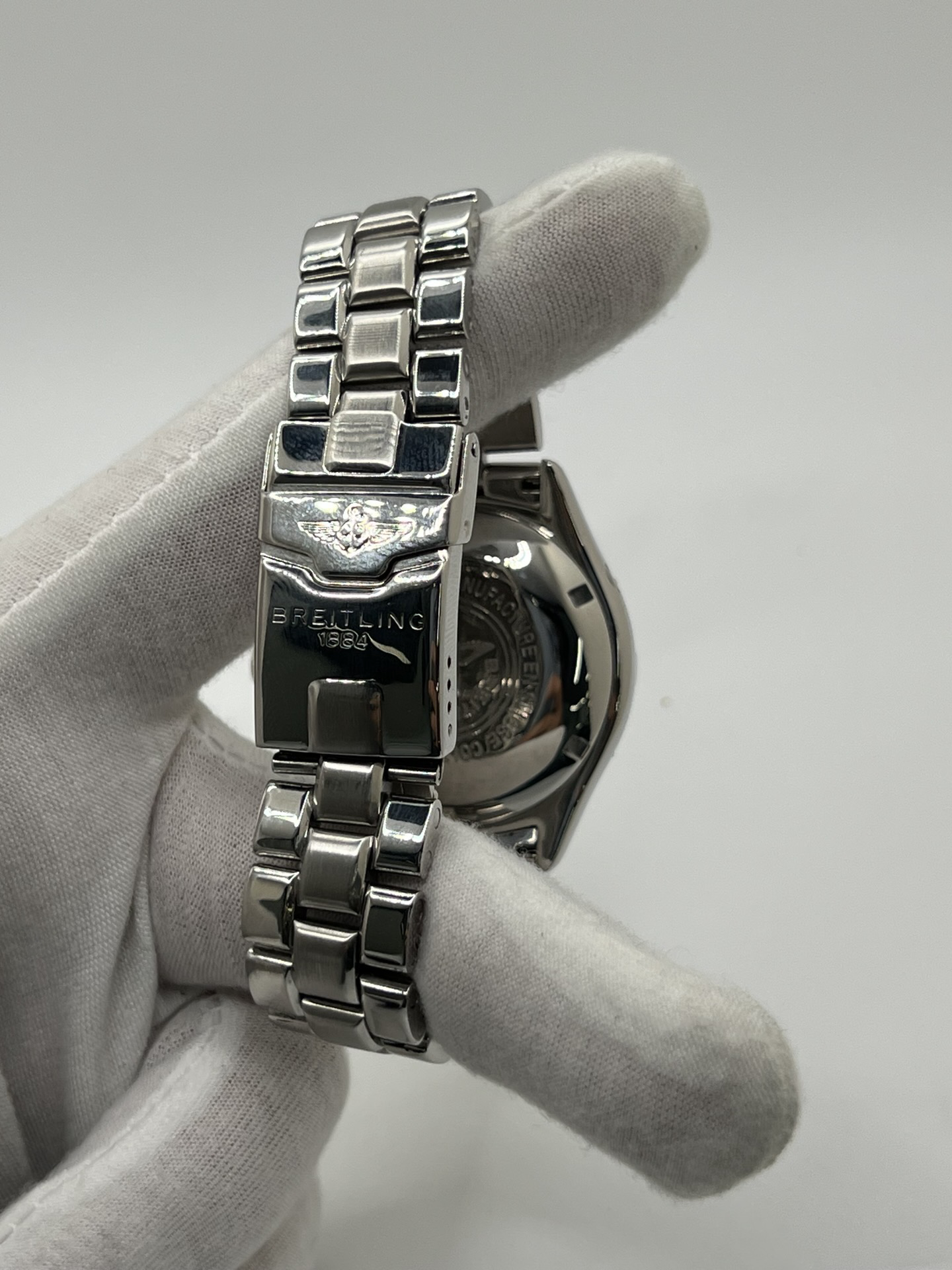 Montre de plongée automatique Superocean A17040 en acier avec cadran bleu, lunette robuste et bracelet acier. Modèle sportif et élégant doté d’un verre saphir, d’un affichage de la date et d’une étanchéité professionnelle. Idéal pour un usage quotidien comme pour les activités nautiques.