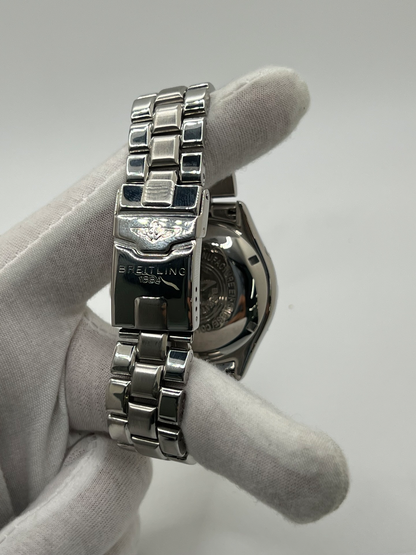 Montre de plongée automatique Superocean A17040 en acier avec cadran bleu, lunette robuste et bracelet acier. Modèle sportif et élégant doté d’un verre saphir, d’un affichage de la date et d’une étanchéité professionnelle. Idéal pour un usage quotidien comme pour les activités nautiques.