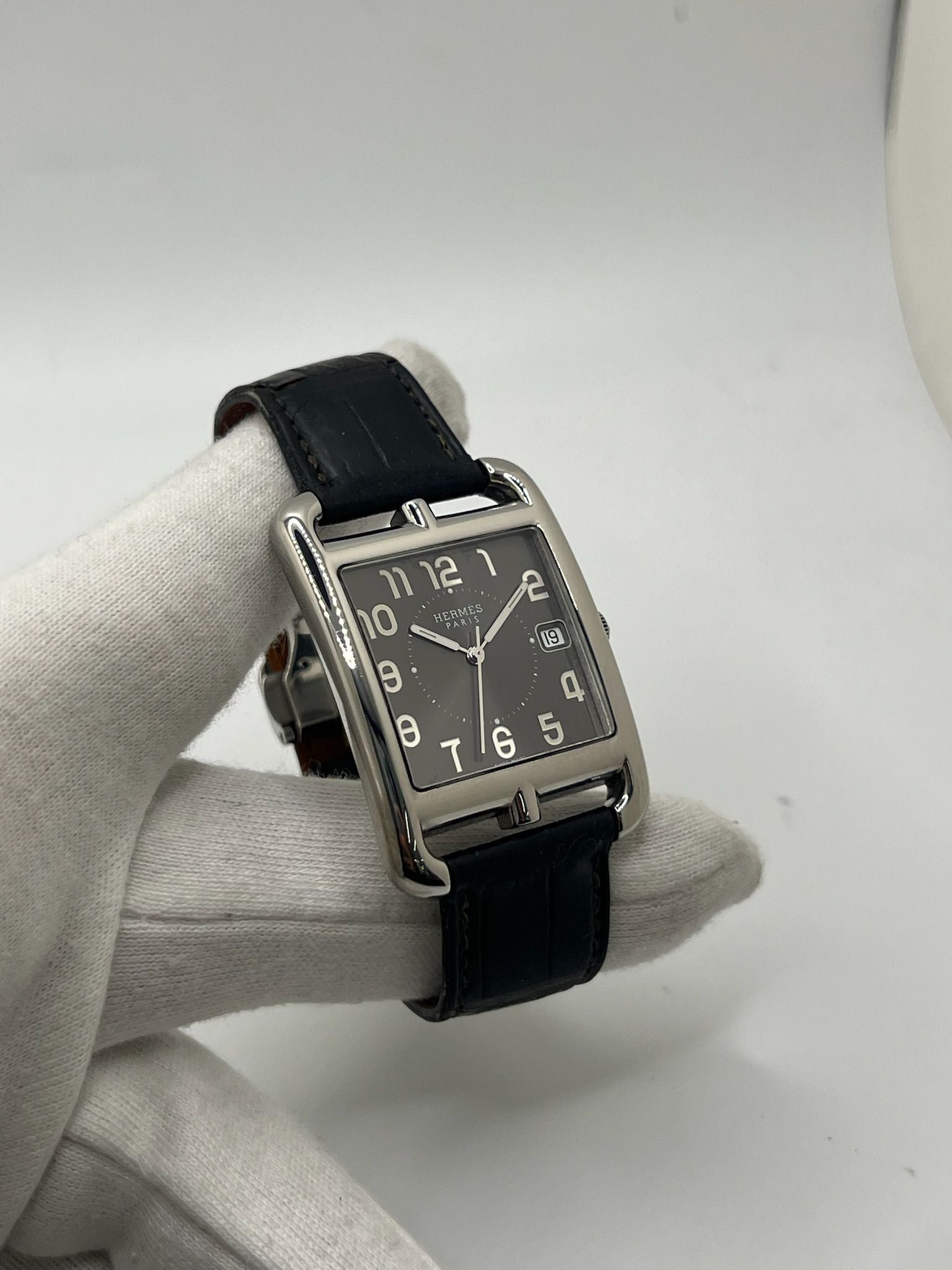 Montre Hermès Cape Cod XL pour homme ou unisexe, modèle emblématique au boîtier en acier de 33 mm. Mouvement quartz, cadran gris à chiffres arabes, bracelet cuir noir avec boucle ardillon. Élégance intemporelle signée Hermès, livrée avec coffret d’origine. Parfait état d’occasion avec légères traces d’usure. Disponible à Paris, prix négociable. Idéal collectionneur ou amateur de montres de luxe.
