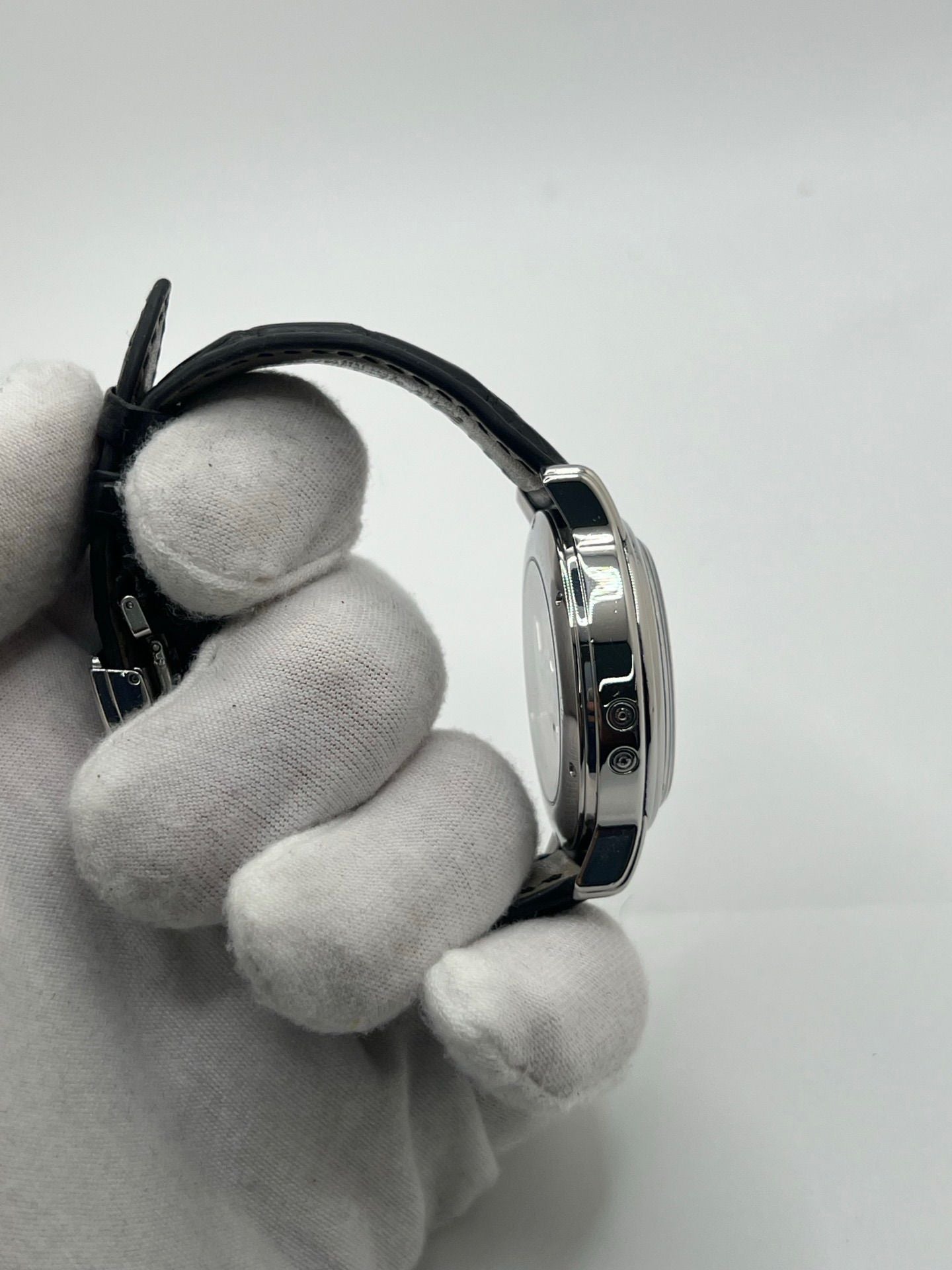 Montre chronographe automatique en acier avec cadran argenté à chiffres romains, fonction phase lunaire, date, jour et mois. Boîtier de 40 mm, verre saphir, fond transparent et bracelet en cuir noir. Modèle de haute précision doté du calibre 410 avec 50 heures de réserve de marche. Montre élégante pour homme ou unisexe.