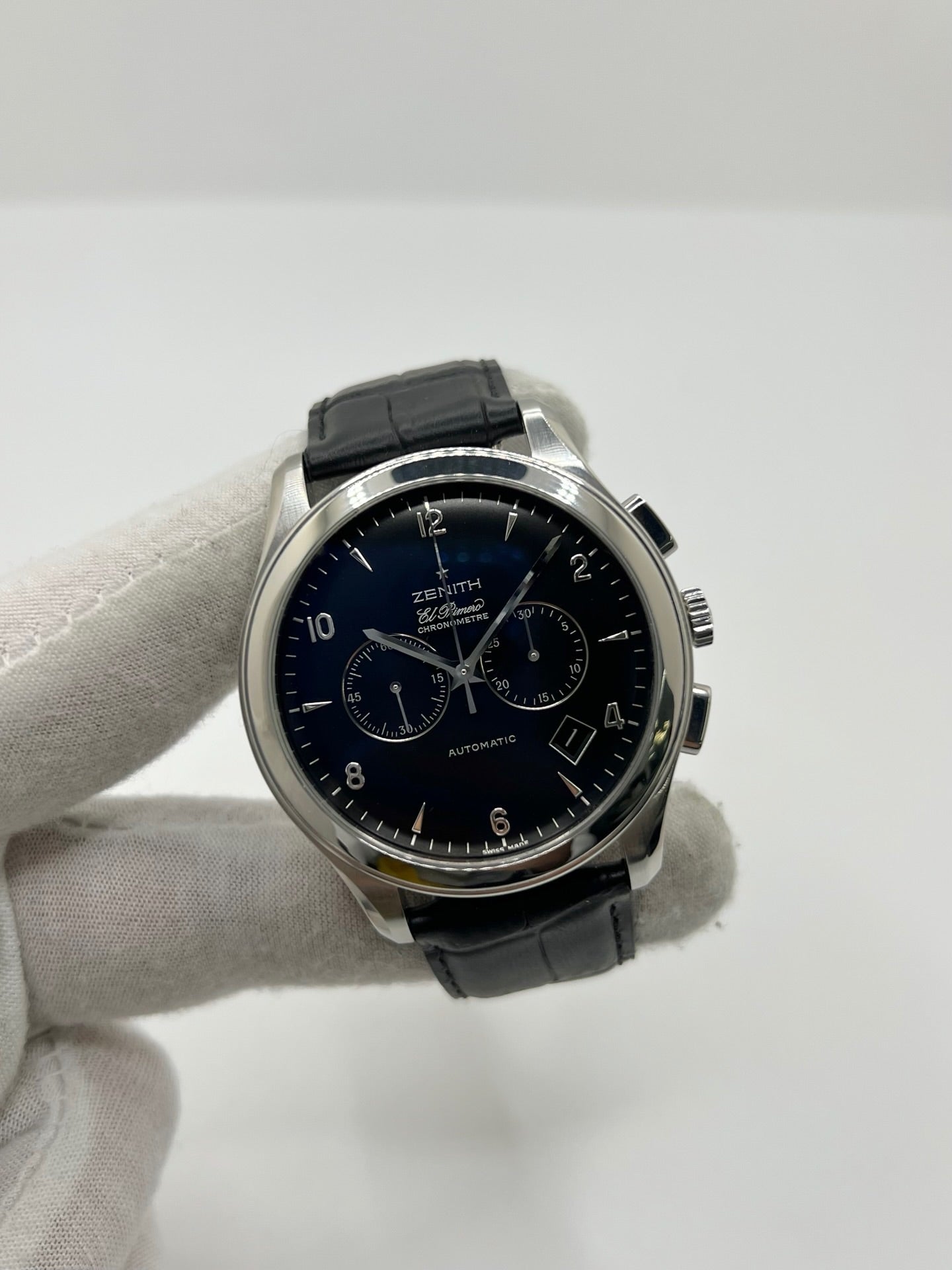 Montre Zenith El Primero automatique en acier de 2007, modèle homme ou unisexe avec boîtier de 44 mm et cadran noir à chiffres arabes. Ce chronographe d’occasion en très bon état dispose d’un verre saphir, d’une fonction date et d’un bracelet en cuir noir avec boucle ardillon. Élégante et précise, la Zenith El Primero séduit par son design iconique et sa performance horlogère, idéale pour les passionnés de montres de luxe et de chronographes haut de gamme.