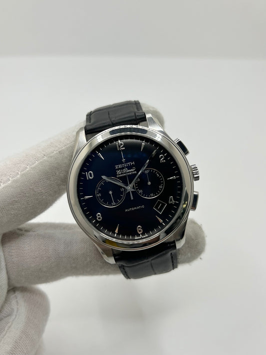 Montre Zenith El Primero automatique en acier de 2007, modèle homme ou unisexe avec boîtier de 44 mm et cadran noir à chiffres arabes. Ce chronographe d’occasion en très bon état dispose d’un verre saphir, d’une fonction date et d’un bracelet en cuir noir avec boucle ardillon. Élégante et précise, la Zenith El Primero séduit par son design iconique et sa performance horlogère, idéale pour les passionnés de montres de luxe et de chronographes haut de gamme.