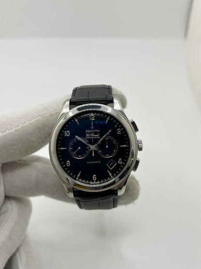 Montre Zenith El Primero automatique en acier de 2007, modèle homme ou unisexe avec boîtier de 44 mm et cadran noir à chiffres arabes. Ce chronographe d’occasion en très bon état dispose d’un verre saphir, d’une fonction date et d’un bracelet en cuir noir avec boucle ardillon. Élégante et précise, la Zenith El Primero séduit par son design iconique et sa performance horlogère, idéale pour les passionnés de montres de luxe et de chronographes haut de gamme.