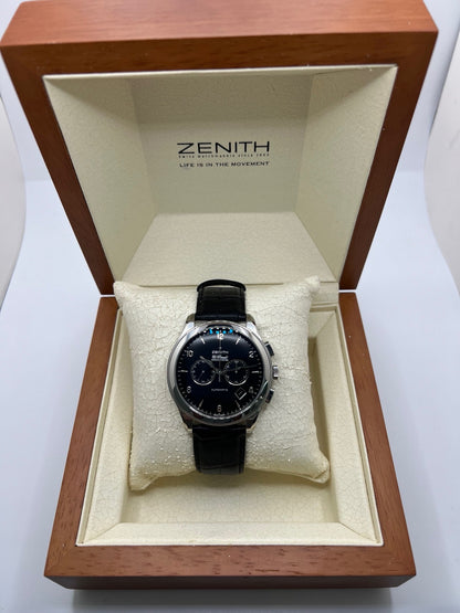 Montre Zenith El Primero automatique en acier de 2007, modèle homme ou unisexe avec boîtier de 44 mm et cadran noir à chiffres arabes. Ce chronographe d’occasion en très bon état dispose d’un verre saphir, d’une fonction date et d’un bracelet en cuir noir avec boucle ardillon. Élégante et précise, la Zenith El Primero séduit par son design iconique et sa performance horlogère, idéale pour les passionnés de montres de luxe et de chronographes haut de gamme.