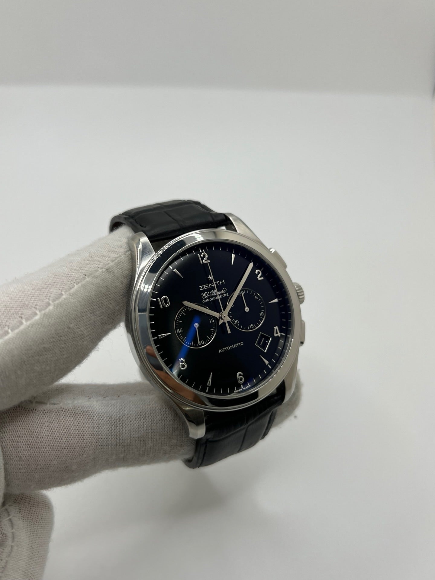 Montre Zenith El Primero automatique en acier de 2007, modèle homme ou unisexe avec boîtier de 44 mm et cadran noir à chiffres arabes. Ce chronographe d’occasion en très bon état dispose d’un verre saphir, d’une fonction date et d’un bracelet en cuir noir avec boucle ardillon. Élégante et précise, la Zenith El Primero séduit par son design iconique et sa performance horlogère, idéale pour les passionnés de montres de luxe et de chronographes haut de gamme.