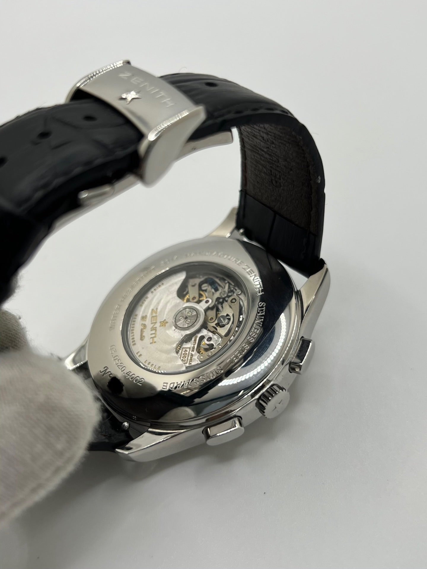 Montre Zenith El Primero automatique en acier de 2007, modèle homme ou unisexe avec boîtier de 44 mm et cadran noir à chiffres arabes. Ce chronographe d’occasion en très bon état dispose d’un verre saphir, d’une fonction date et d’un bracelet en cuir noir avec boucle ardillon. Élégante et précise, la Zenith El Primero séduit par son design iconique et sa performance horlogère, idéale pour les passionnés de montres de luxe et de chronographes haut de gamme.