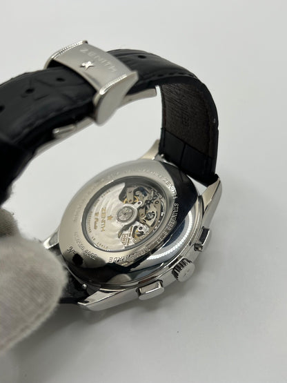 Montre Zenith El Primero automatique en acier de 2007, modèle homme ou unisexe avec boîtier de 44 mm et cadran noir à chiffres arabes. Ce chronographe d’occasion en très bon état dispose d’un verre saphir, d’une fonction date et d’un bracelet en cuir noir avec boucle ardillon. Élégante et précise, la Zenith El Primero séduit par son design iconique et sa performance horlogère, idéale pour les passionnés de montres de luxe et de chronographes haut de gamme.
