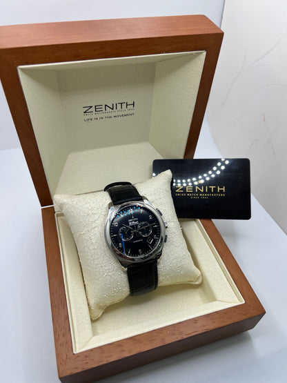 Montre Zenith El Primero automatique en acier de 2007, modèle homme ou unisexe avec boîtier de 44 mm et cadran noir à chiffres arabes. Ce chronographe d’occasion en très bon état dispose d’un verre saphir, d’une fonction date et d’un bracelet en cuir noir avec boucle ardillon. Élégante et précise, la Zenith El Primero séduit par son design iconique et sa performance horlogère, idéale pour les passionnés de montres de luxe et de chronographes haut de gamme.