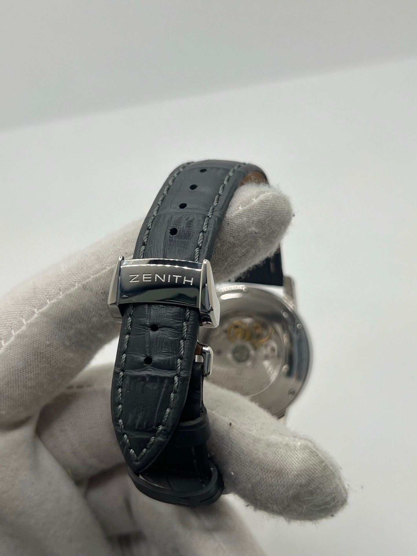 Montre Zenith Port Royal automatique en acier, modèle homme ou unisexe de 2007, équipée d’un boîtier de 37 mm et d’un élégant cadran noir à chiffres arabes. Cette montre d’occasion en très bon état dispose d’un verre saphir, d’une fonction date et d’une petite seconde. Son bracelet en cuir noir avec boucle ardillon souligne son style raffiné. Une montre Zenith Port Royal de luxe au design intemporel, idéale pour les passionnés d’horlogerie et les amateurs de pièces élégantes.