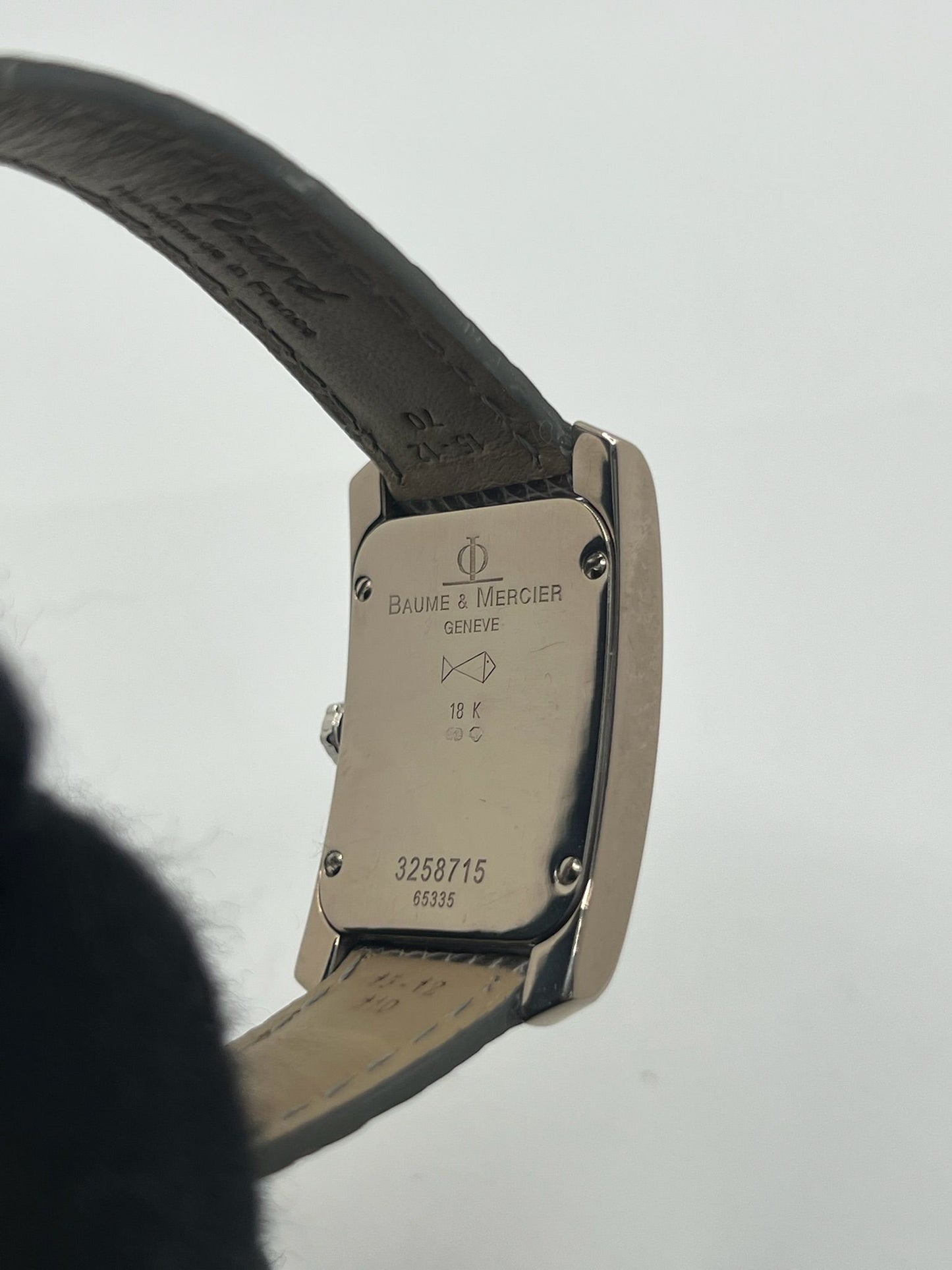 Cette Baume & Mercier Hampton Milleis incarne l’élégance intemporelle avec son boîtier rectangulaire en or blanc 18K, sublimé de diamants. Son cadran aux lignes Art déco reflète l’excellence horlogère suisse. Montée sur un bracelet en cuir de lézard (non d’origine), elle est livrée avec son coffret d’origine. Entièrement révisée en juin 2025 et garantie un an, cette pièce rare allie luxe, raffinement et fiabilité, parfaite pour les passionnés de belles montres.